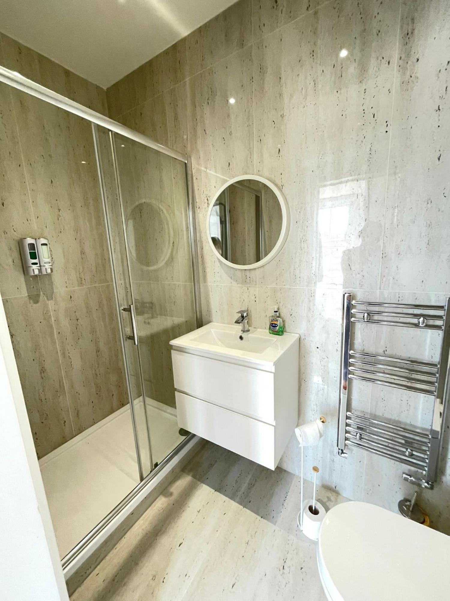 Comfortable Bay Window Stone Private Bathroom 에지웨어 외부 사진